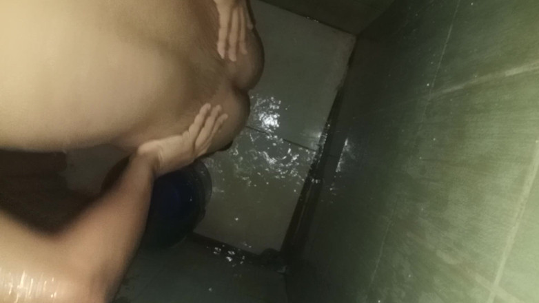 Cute boy jerks off: Bărbatul este cu și în baia cu o singură cameră