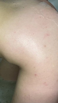 Sanfte sex-jungfrauen im badezimmer