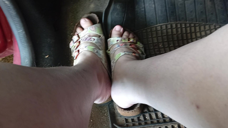 tammara big: 用birkenstock鞋踩踏