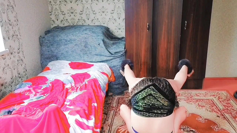 Kitty_Cross: Lelaki Pondan bermain menikmati kopi dalam merah jambu sutera