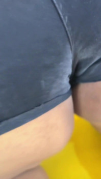Caldo culo grosso e tette enormi jeans corti e camicia che indossa la moglie dell'amica sexy mi fanno sedurre per scoparla