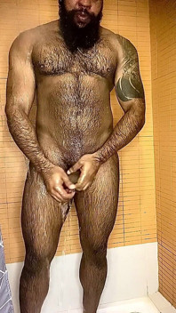 Hårig man i badet