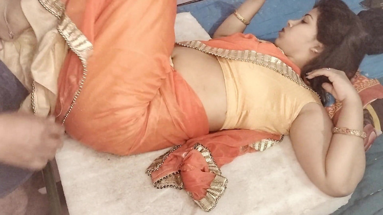 Mamta Bharti: Peguei minha esposa brincando ... e participei