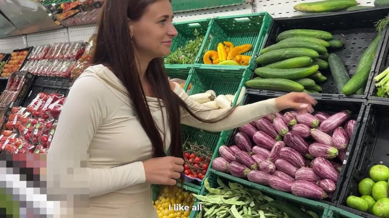 Kate Rich studios: En lärare såg en elev välja gurkor i en butik,...