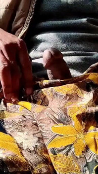 78 Satin Handjob - Menggesel Kepala Batang Dan Pancutan Mani Pada Sut Kuning Sutera Satin adik tiri