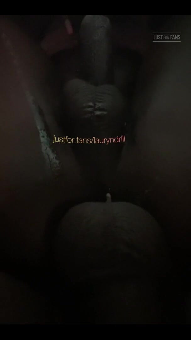 Lauryndrill: Sta facendo sbattere la mia figa