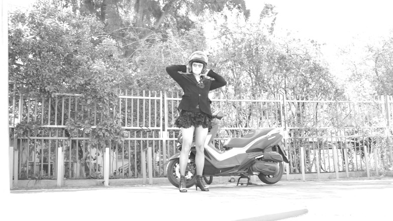 Voyager: Tijdens de rit, haar rok omhoog en onthult haar kleine...