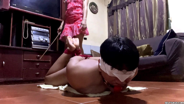 Selfgags femdom bondage: Dominatoare feminină a lui Stiletto Domme Bastinado la venerarea piciorului...