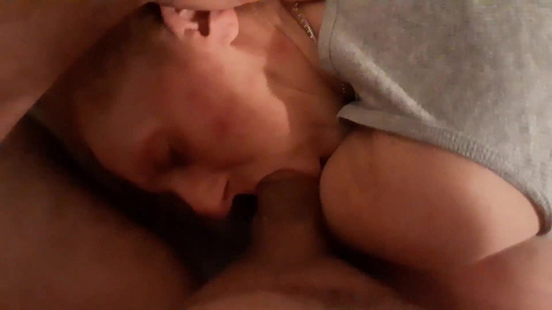 Big Red and her Pretty Kitty: Cewek rambut merah nyepong kontolku dan di-fingering