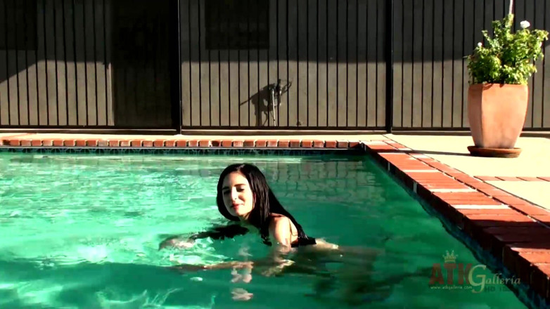 ATKIngdom Fans: Beauty babe enjoys on swimming pool