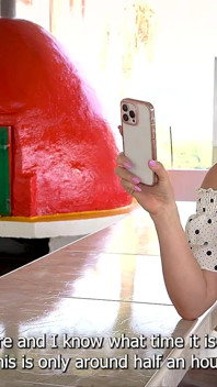 Uma milf tesuda chupa um jovem garçom de hotel em troca de uma bebida - Monique Fuentes