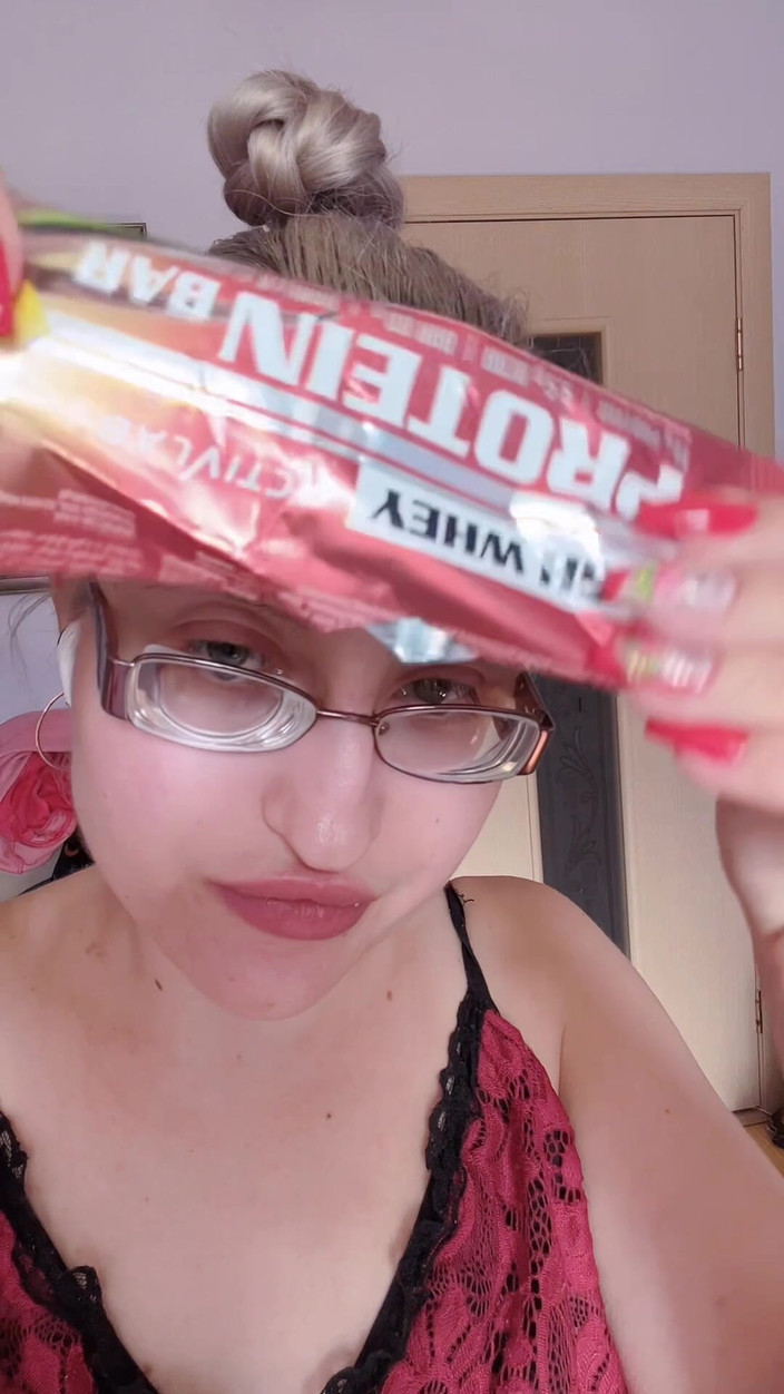 FinDom Goaldigger: Asmr ăn protein bar không đường