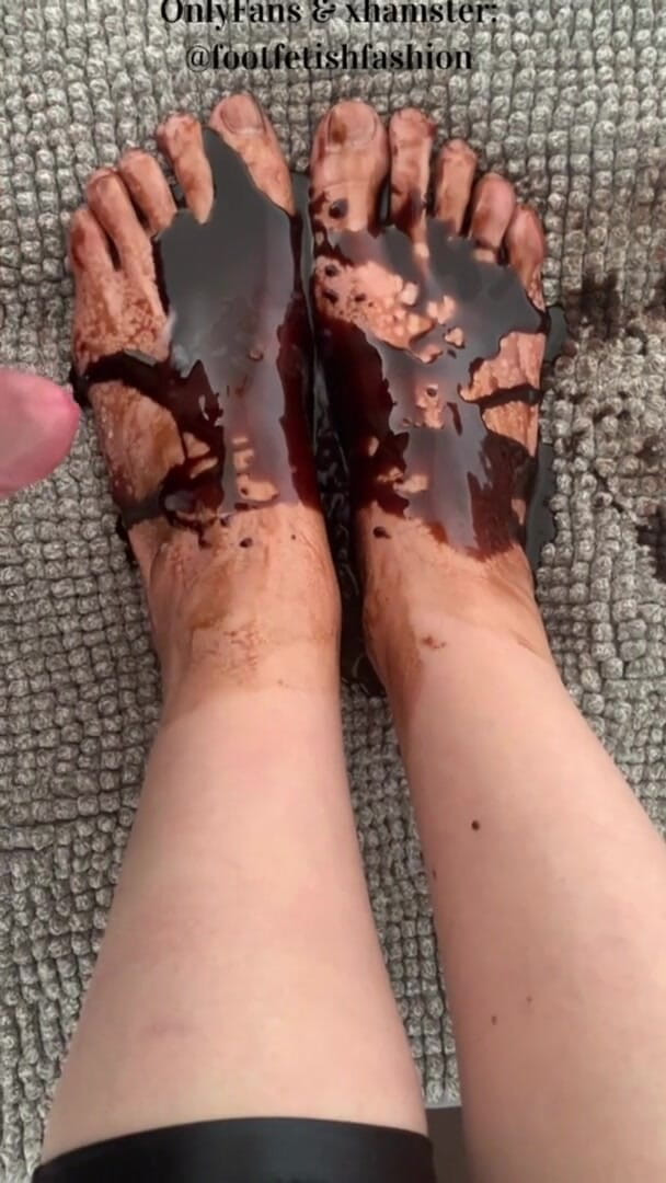 FootFetishFashion: Massaggio ai piedi con cioccolato, parte 2/2
