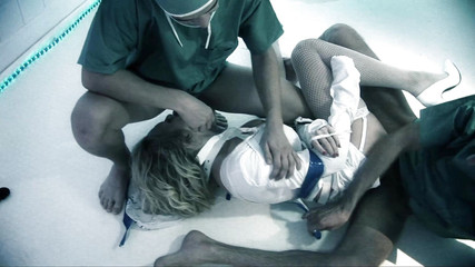 Very hot hardcore: 疯狂的婊子吮吸和乱搞肛门两个硬鸡巴