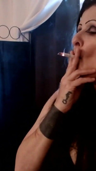 Noite gótica menina fumando