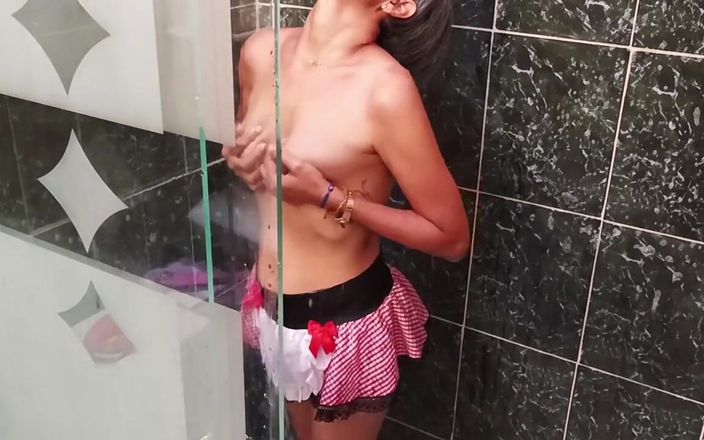 Swingers amateur: Veo a mi madrastra masturbarse mientras limpia la ducha. Me...