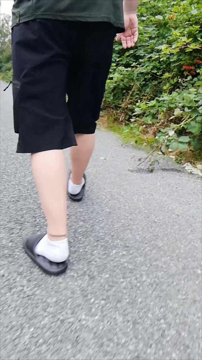 Carmen_Nylonjunge: Dalam sandal dan kaus kaki putih di alam