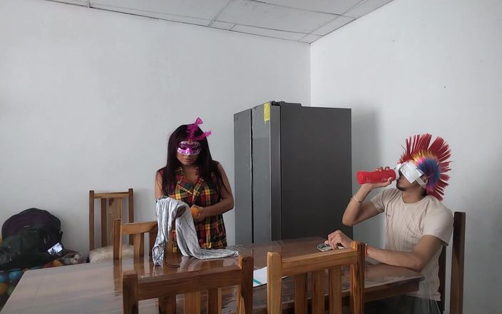 NEGRITA SEXY: घर पर खाना खाते समय हाउसकीपर ब्लाइंड बॉस के सामने नग्न होती है