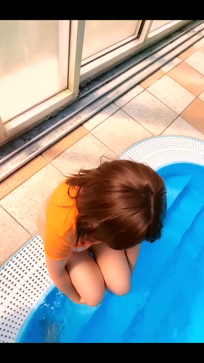 BritneySwallows: Dedilhando-me ao lado da piscina