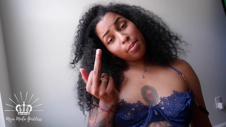 Mya Mula Goddess: Praat met het symbool van de middenvinger