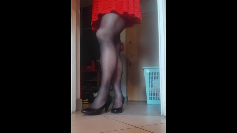 Nattalie Trans: Pantimedias negras y tacones altos