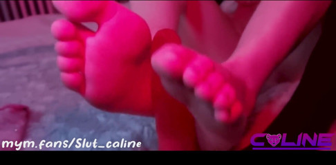 SlutCaline: Saya melancap awak dengan kaki saya dan saya bercakap dalam...