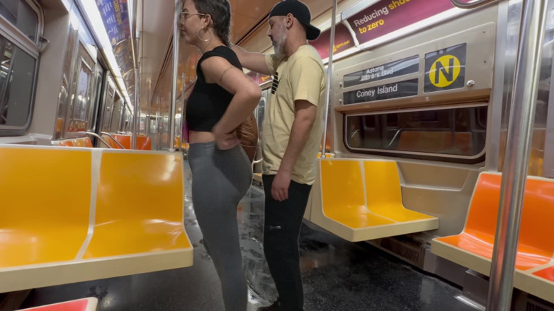Gabi SweetCouplesStories: Студентка отримує сперму в поїзді метро Нью-Йорка.