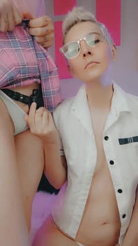 Emily menyentuh telurnya dalam sangkar kesucian dan menunjukkan buah dadanya