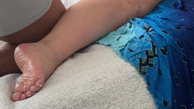 Daddykane: Гарячий масляний масаж мамки в будинку. Підступна мати запрошує великий чорний член додому для кремпаю