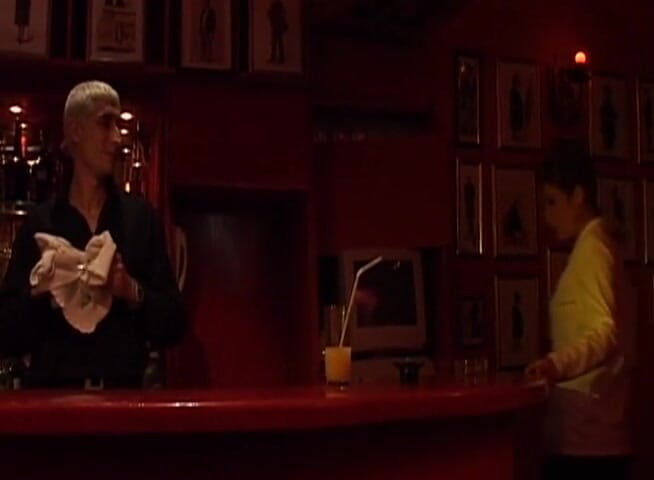 Babehood: Duas garçonetes gostosas chupando seu pau debaixo da mesa
