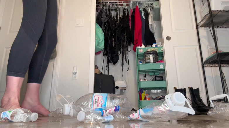 Peppermint Giantess: Botella de agua aplastada con pies grandes de talla 16