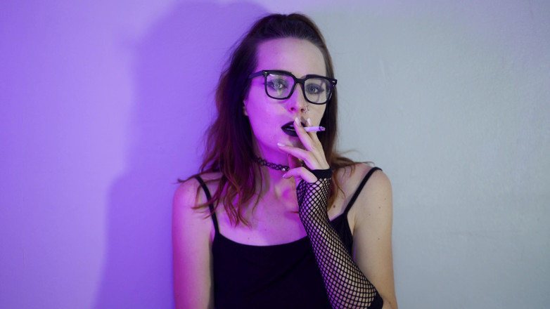 Alicia Robertz: Goth dívka kouří v síťovaných punčochách