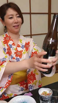 Mulher casada tendo um caso em uma viagem com ejaculação interna - Chisato Shoda
