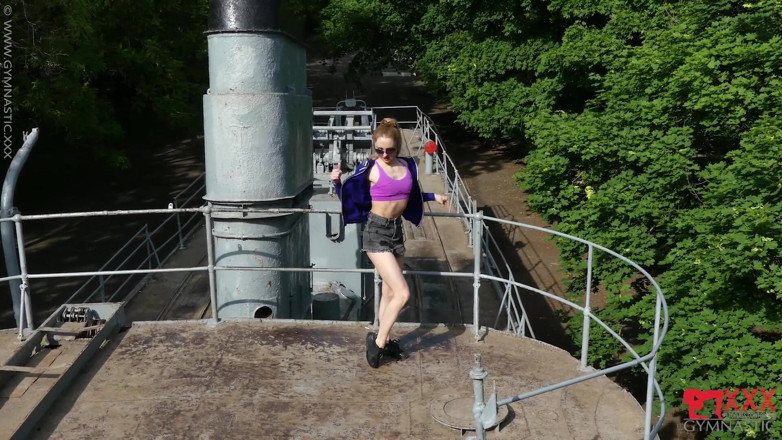 Gymnastic: セクシーなドレスを着た船での柔軟な冒険