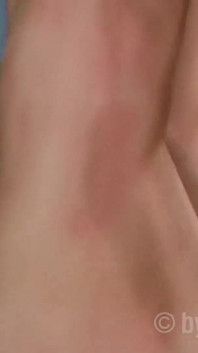 Tante seksi lagi mamerin memeknya yang lagi kencing di pesta seks gangbang