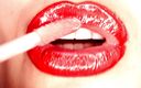 Goddess Misha Goldy: 4k 应用嘴唇光泽和吸烟和吐口恋物癖