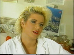 MILF Station: Pepek ketat blonde miang diregangkan luas oleh zakar keras besar...