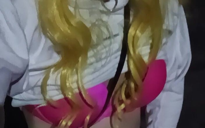 SissyschlampeVanessa: Збочена сіссі ризиковано мастурбує на вулиці на публіці