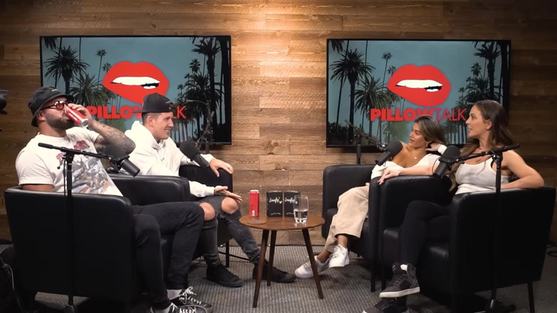 Pillow Talk: شيري ديفيل تتواصل مع سارة روز في استوديو البودكاست