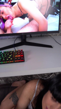 Sledování porna, zatímco moje nevlastní sestra kouří mého ptáka pod stolem