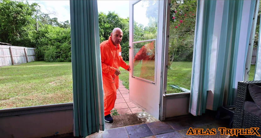 Atlas_TripleX: Versaute MILf-polizist erwischt entkommenten gefangenen und fickt ihn dann