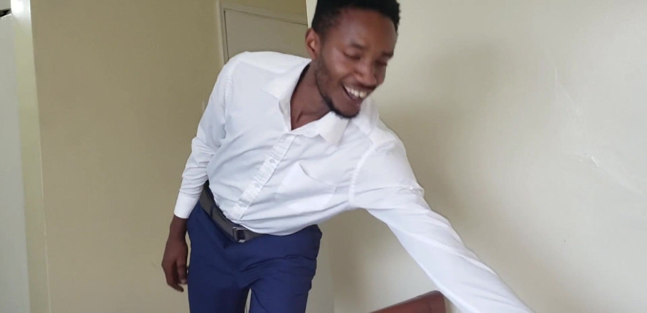 Only_dawi: Une ado patronne gay sexy se branle la bite avant...