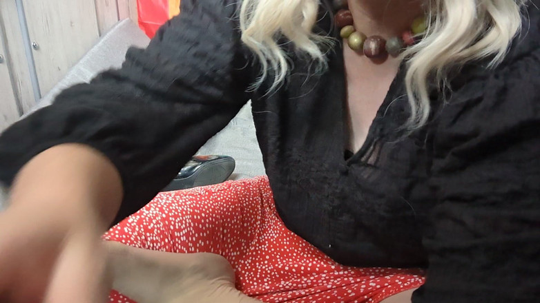 NikkiGee: Feet and Hose