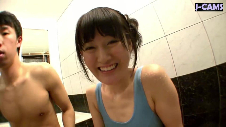 J-Cams: Nudo e Liscio. La bellezza del petto petite accoglie un...