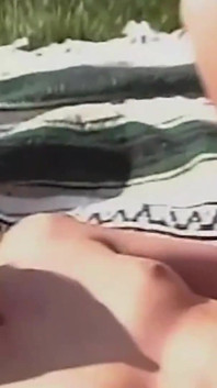 Dwie chude blondynki lubią być nagie i straponem przy basenie