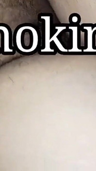 섹시한 춤을 추는 동안 그녀의 큰 젖탱이와 둥글고 깊고 털이 무성한 보지를 노출하는 파키스탄 비 인도 여자