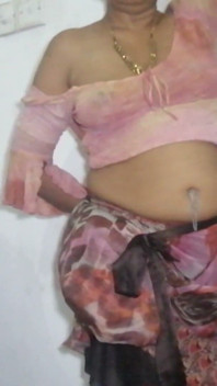 แม่บ้าน Desi แต่งตัวด้วยชุดเซ็กซี่ของเมียและได้ฟื้นฟูทรัพย์สินใหญ่ของ Desi อยากให้เขาเย็ดเธอ