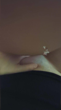 Une femme coquine jouit sur la chatte