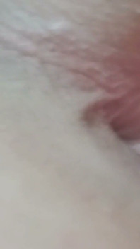 두 손으로 엉덩이를 여는 젊은 남자