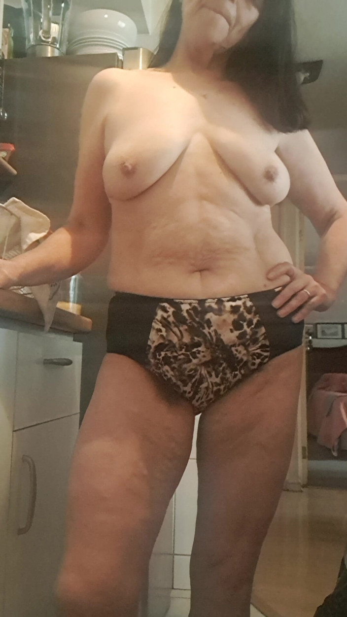 Mommy big hairy pussy: 부엌에서 따먹히는 새엄마